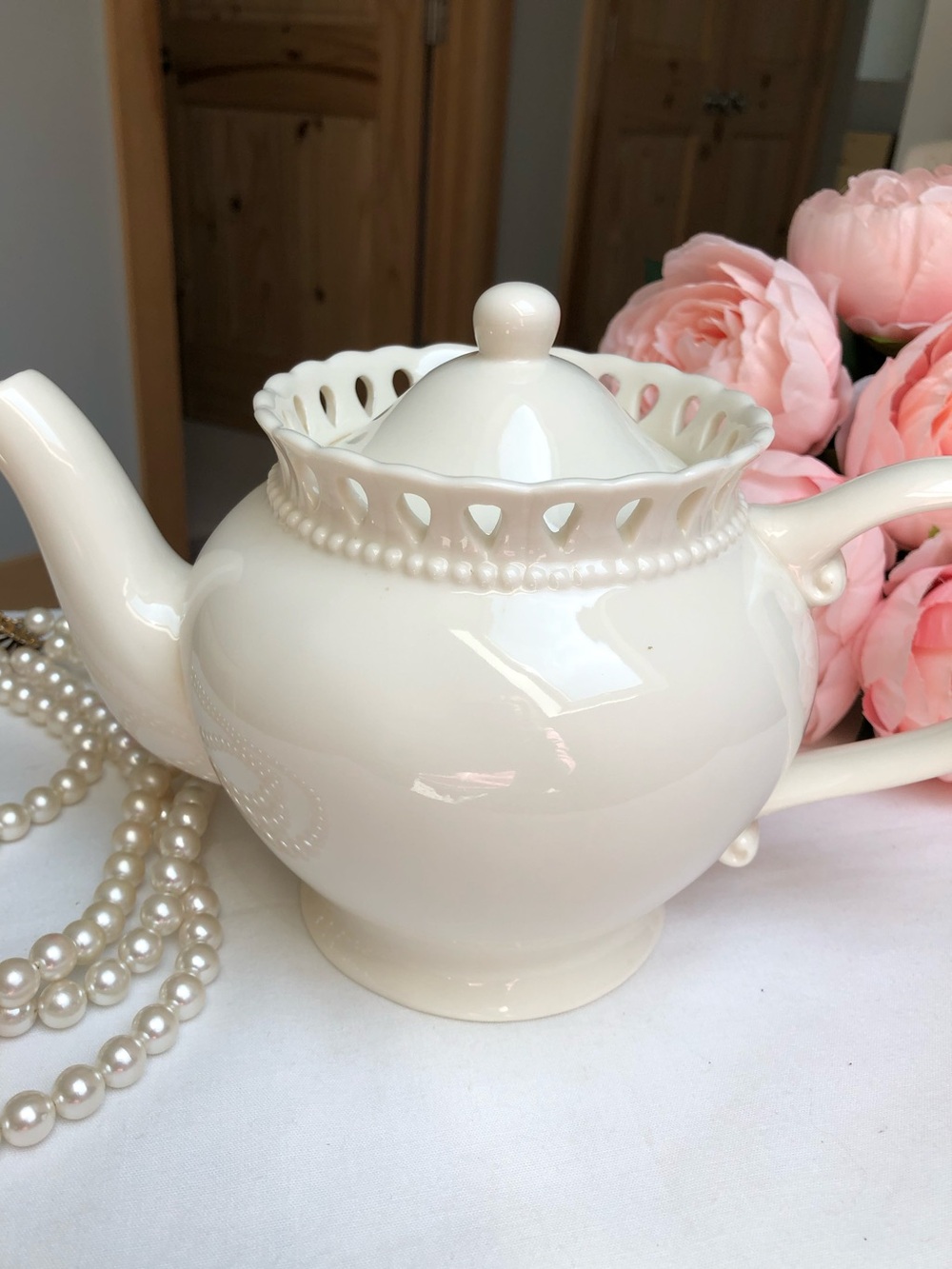 I. Godinger & Co. Vintage Victorian Cream Lace Trim Teapot